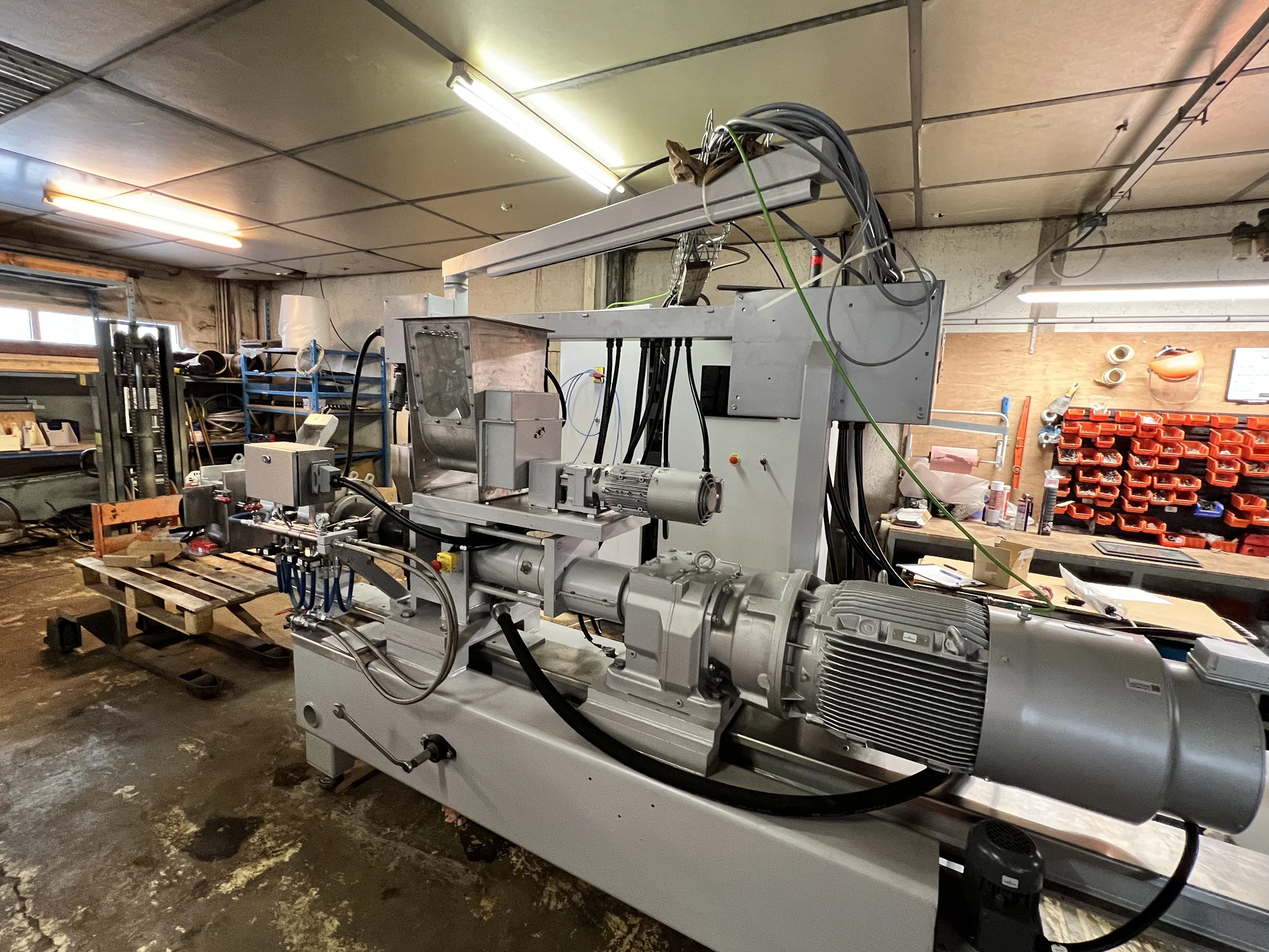 Extrudeur avant rénovation en atelier