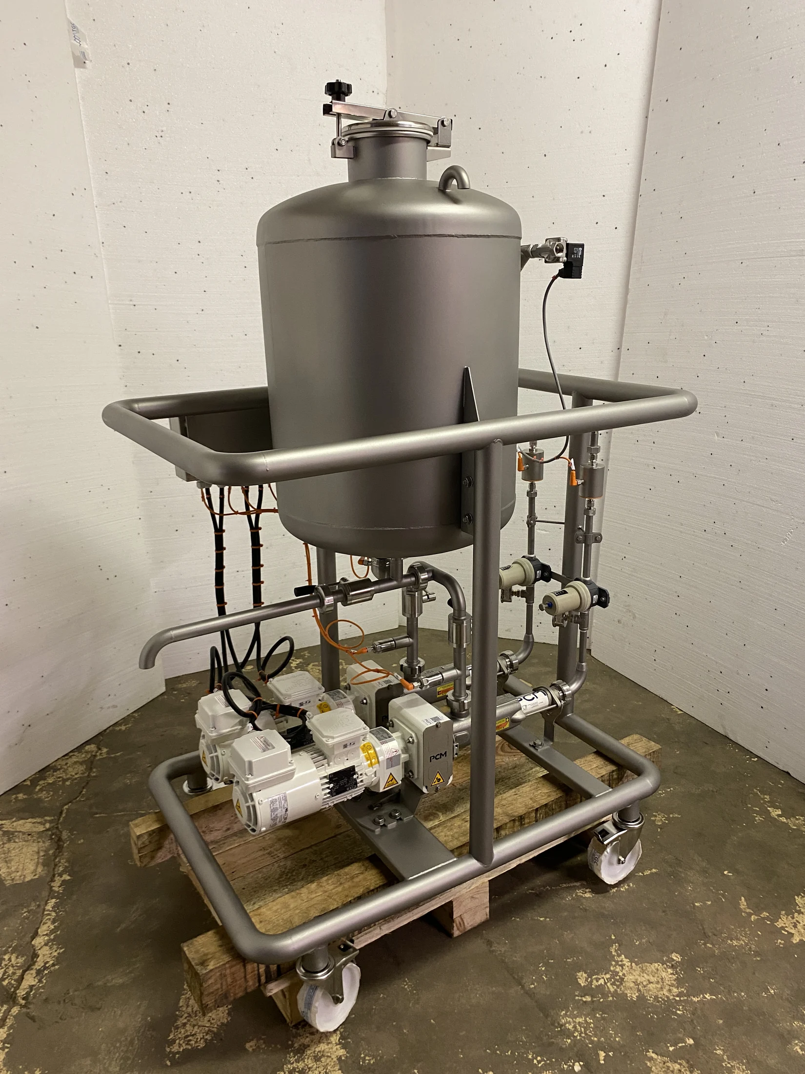 Skid de dosage liquide avec cuve et instrumentation
